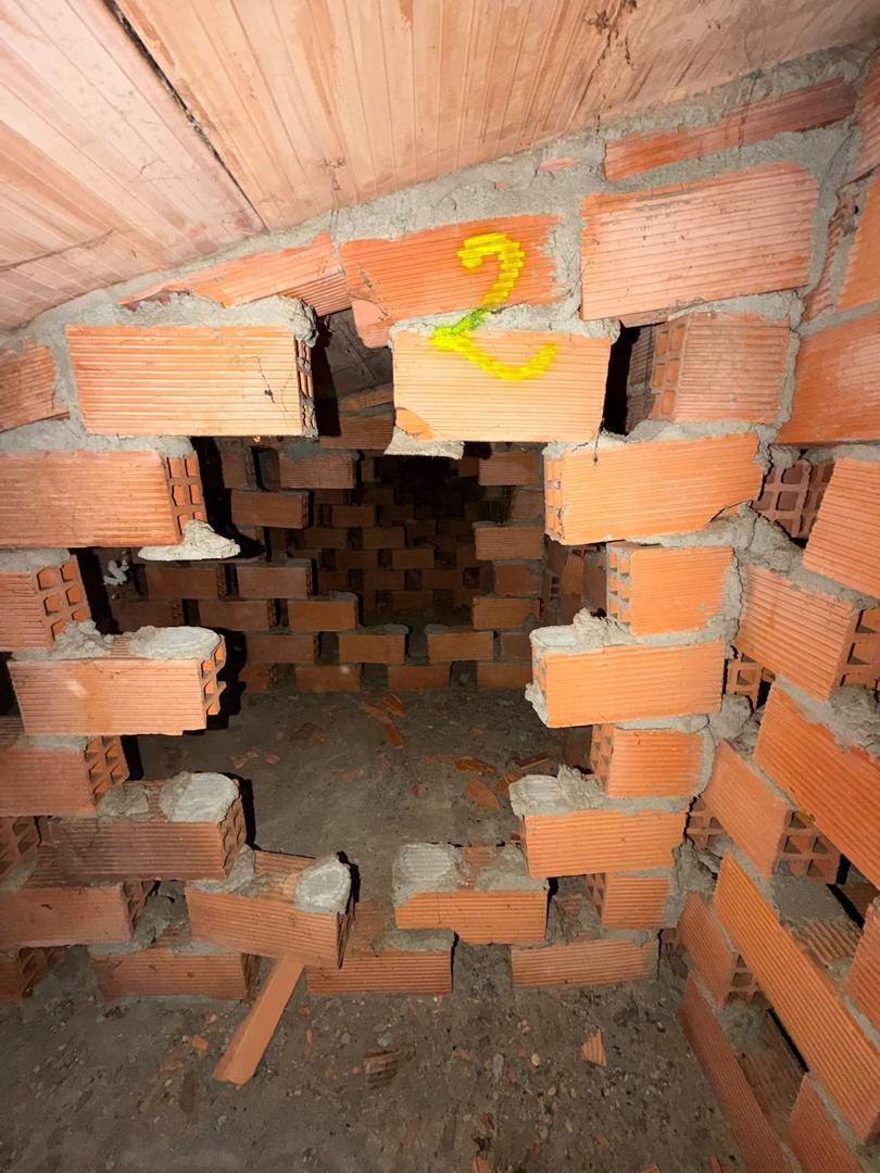 Antes: espacio bajo cubierta vacío detrás de un tabique de ladrillo